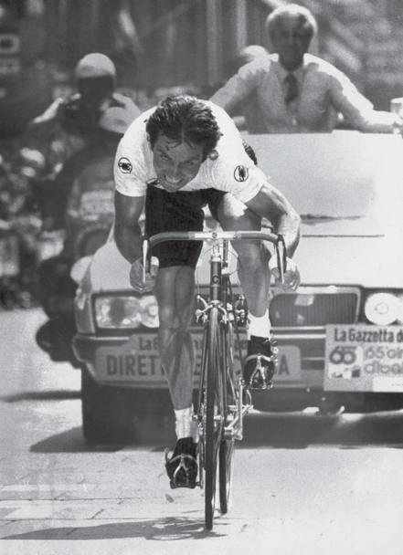 Giro d’Italia 1982, la grinta di Bernard Hinault in maglia rosa duranta l’ultima tappa a cronometro da Pinerolo a Torino (Ansa)